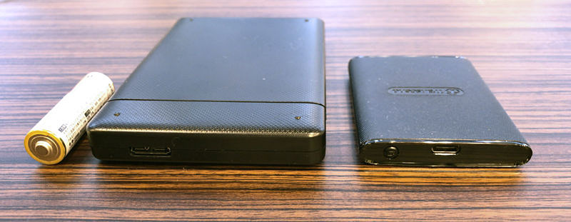 厚みの比較。半分まではいかないがかなり薄い