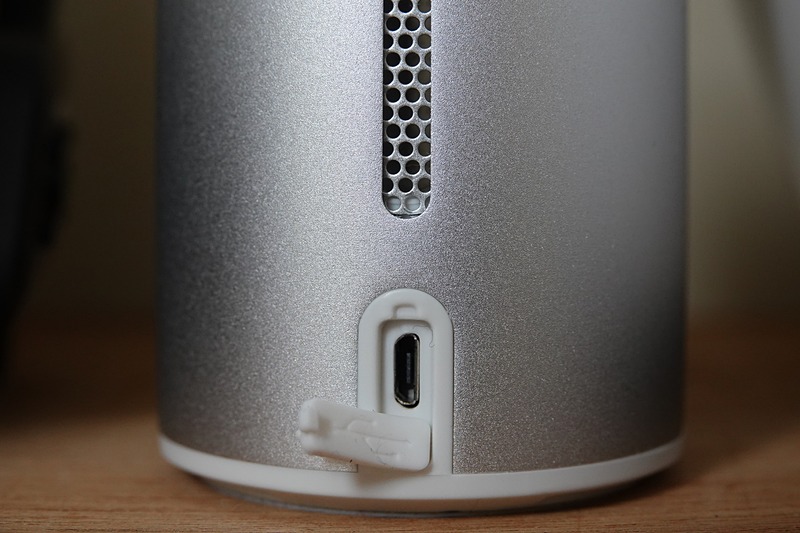 本体背面にあるmicroUSBポート。内蔵バッテリーを充電して使うもよし、モバイルバッテリーや専用ACアダプターから給電しつつ使うもよし、の2WAY仕様だ