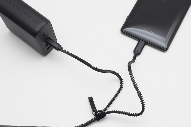 Type-C端子のスマートフォンとmicroUSBのモバイルバッテリーに給電