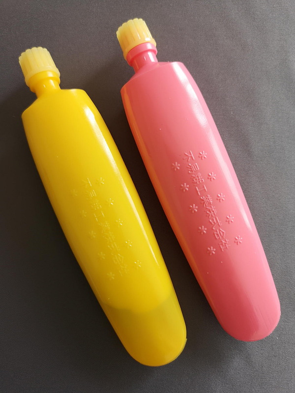 もちろん裏側も100％同じ。ハンドクリームの方が10gほど容量が少ないので……底の部分に空間が見えるが、普通は気づかないし、使ってるうちに分からなくなる