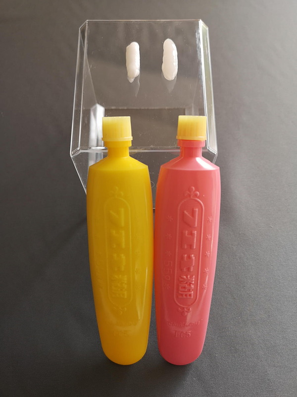 ハンドクリームと糊の両方を絞り出してみたが色の違いも匂いも微妙で、分かるようでなかなか難しい