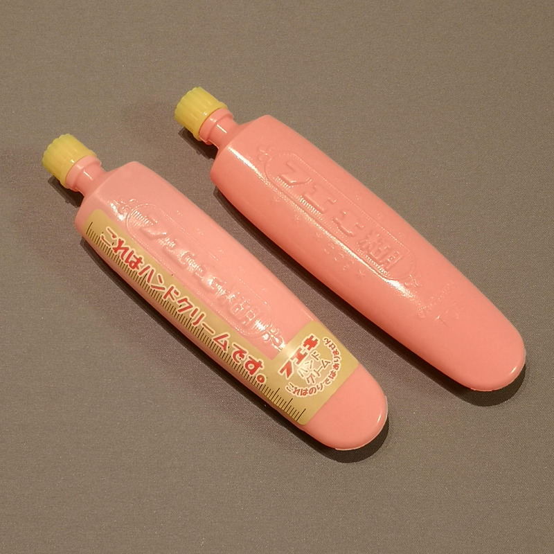 もちろん、最初から同じ色のチューブのハンドクリームと糊を買って、即座にラベルを全部剥がして使うのが最高に楽しい。新年会での罰ゲームでの使用もほどほどに