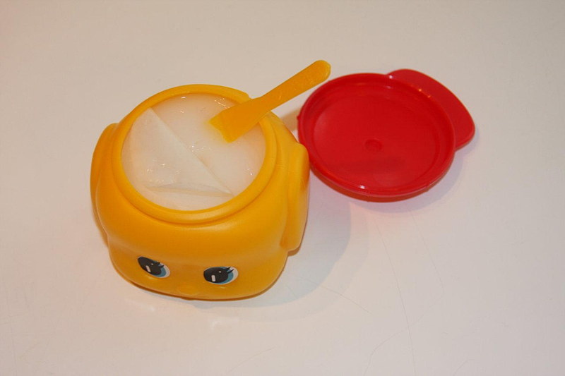 関西で幼児期を過ごした子供ならたいていフエキ糊は知っている。フエキくんのパッケージに入ったでんぷん糊は今もフエキ糊のブランドマスコット的存在だ