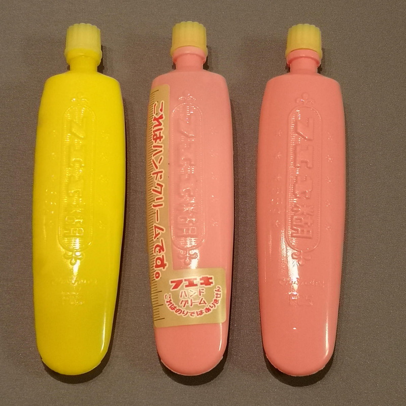 左2つはハンドクリーム。右のピンクがでんぷん糊のチューブ。同じピンクでもハンドクリームのチューブの方が白っぽく見えるのは目の錯覚かも……