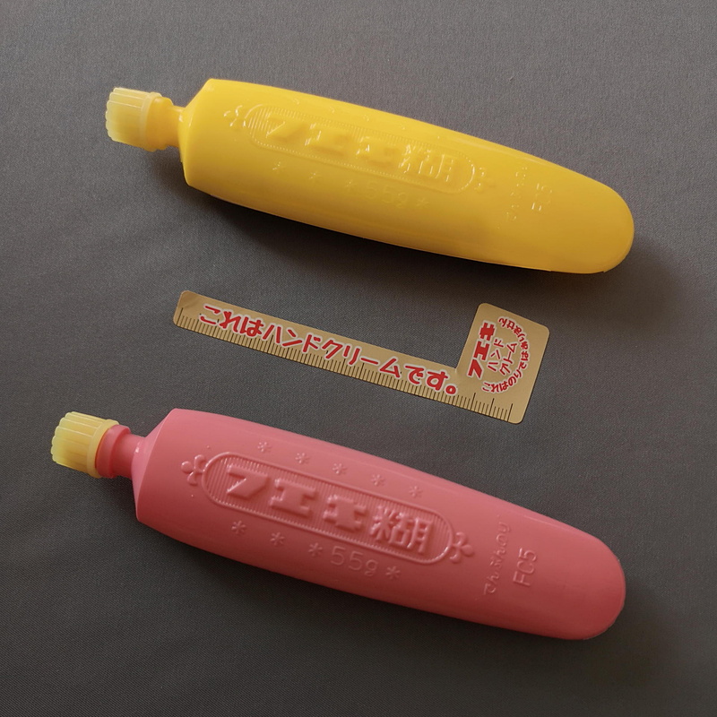 黄色いハンドクリームのチューブに貼り付けてあった“これはハンドクリームです。”ラベルをはずしてみた。