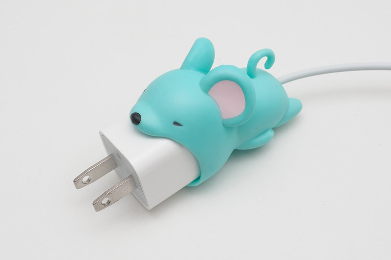 CABLE BITE BIGにiPhone付属のACアダプターとケーブル