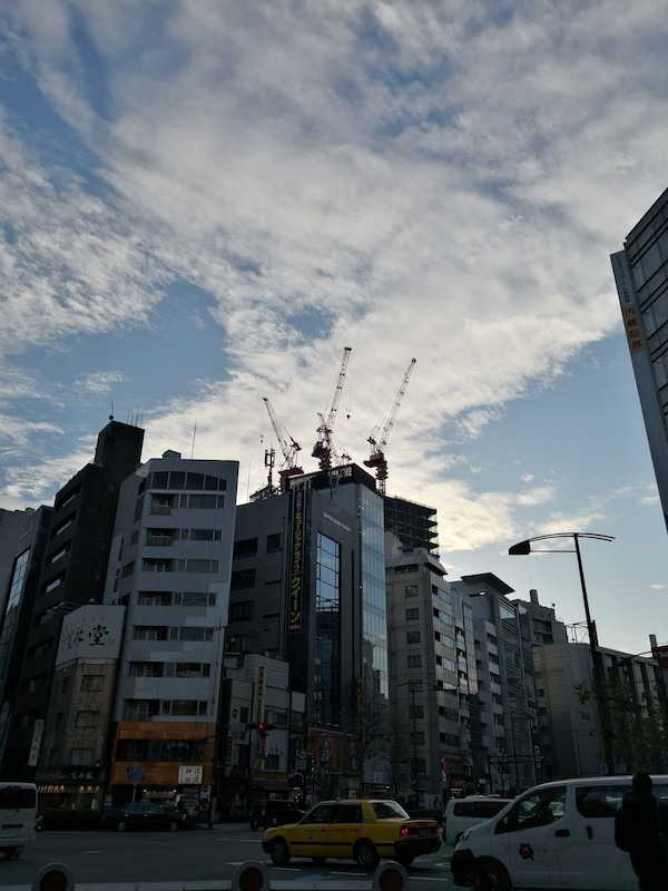 こちらも青空や雲の陰影を重視した仕上がりだが、ビルの様子が分かる程度には暗部が持ち上がっている。左の2枚の写真の中間といった仕上がりだ