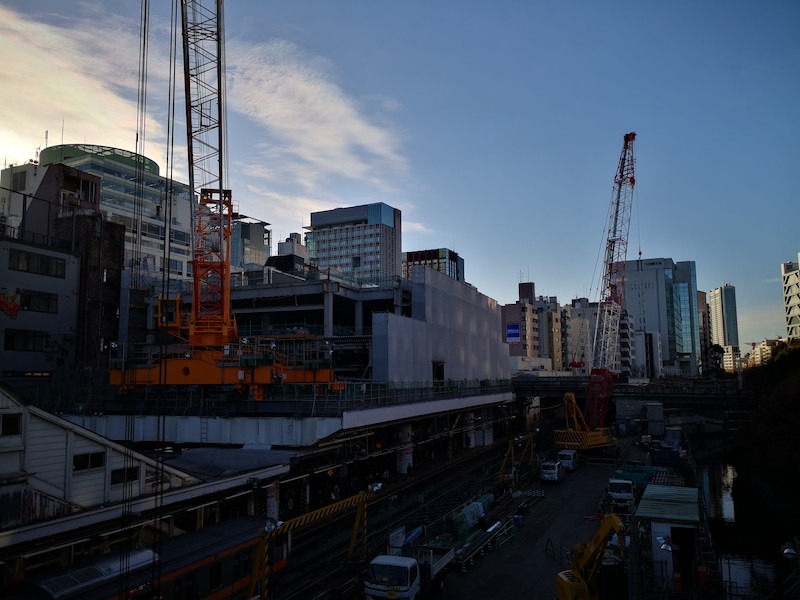 左の写真と同じ設定で、カメラを上に向けて画面に青空が増えると、青空が濃くなり、日陰の部分はかなり暗くなった