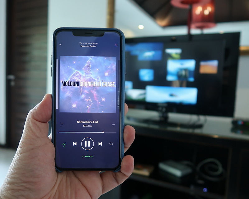 「Spotify」のアプリを起動し、「接続可能なデバイス」を表示すると、Apple TVが見つかるので、そこにミラーリングすると、音楽がテレビから流れる