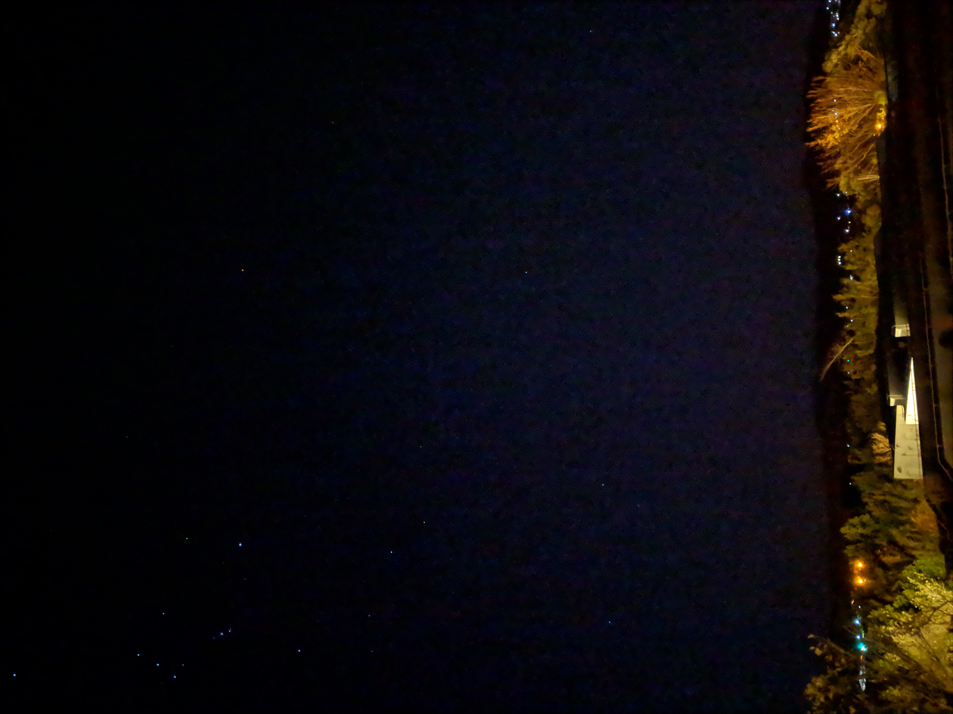 地上を含めると、画面上では星座を見失ってしまいましたが、かろうじてオリオン座を捉えています。