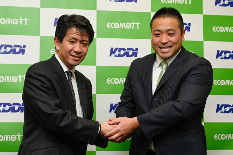 KDDI ビジネスIoT企画部長の原田圭悟氏（左）、エコモット 代表取締役の入澤拓也氏（右）