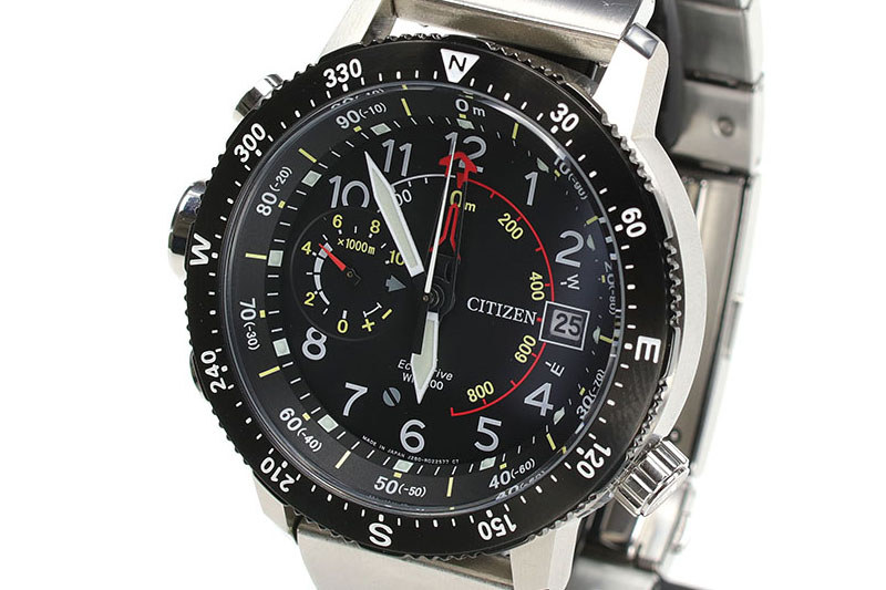 2本ともシチズンのPAROMASTER（プロマスター）「エコ・ドライブ アルティクロン」です。ソーラー充電式で、高度計と電子方位計を備えたクォーツ腕時計。シチズンのこういうデザイン好きなんですよね～。でもゴチャゴチャしているので、視認性はいまひとつ？