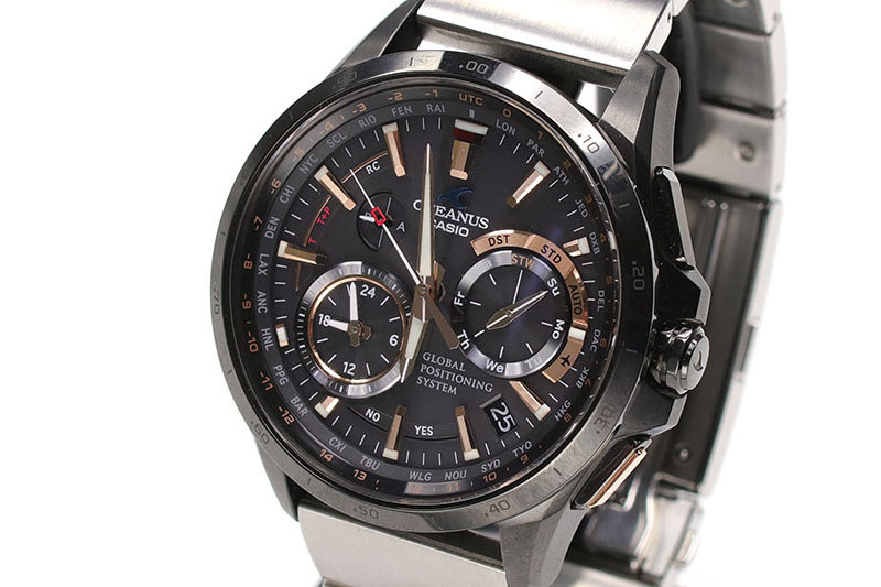 左はカシオのフルメタルGPSハイブリッド電波ソーラー腕時計「OCEANUS OCW-G1000B-1A2JF」。ソーラー充電式で電波時計でありつつGPSによる時刻等修正にも対応している「全部入り腕時計」です。右はTISSOT（ティソ）の「T-COMPLICATION SQUELETTE（T-コンプリカシオン スケレッテ）」。スケルトン・シースルーバックで、見ても聴いても楽しい機械式腕時計です。でもなんか、どちらも視認性はイマイチです。