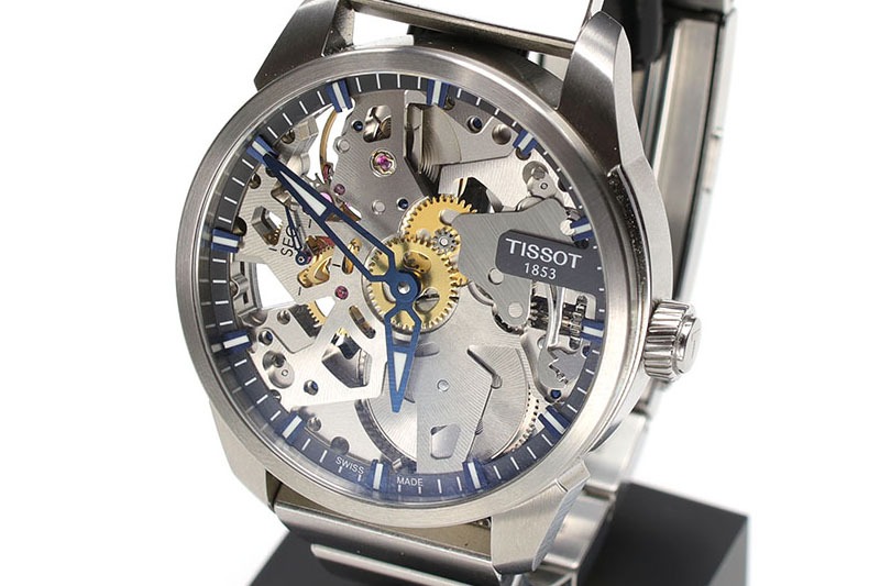 左はカシオのフルメタルGPSハイブリッド電波ソーラー腕時計「OCEANUS OCW-G1000B-1A2JF」。ソーラー充電式で電波時計でありつつGPSによる時刻等修正にも対応している「全部入り腕時計」です。右はTISSOT（ティソ）の「T-COMPLICATION SQUELETTE（T-コンプリカシオン スケレッテ）」。スケルトン・シースルーバックで、見ても聴いても楽しい機械式腕時計です。でもなんか、どちらも視認性はイマイチです。