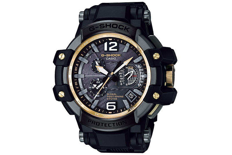 左はシチズンのプロマスターシリーズの一機種で、ソーラー充電式の電波時計。右はカシオの「G-SHOCK SKY COCKPIT GPW-1000FC-1A9JF」。これもソーラー充電式の電波時計です。視認性は悪くないほうですが、時針や分針よりもほかの要素に目が行っちゃう感じ。