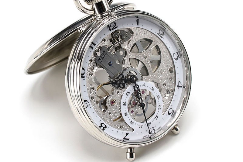 まずは視認性の悪いポケットウォッチから。左はEPOSの「EPOS POCKET WATCH 2166SK」で、スケルトン・シースルーバックの機械式です。視認性は全然よくありませんが、機械の動きや音を楽しめる愉快なポケットウォッチ。右はシチズン「FREE WAY TRADITIONAL CLUB AA92-4201L」で、月齢に加え、3つの小さな針で何月何日何曜日までがわかります。ただ、ゴチャゴチャしていて視認性はイマイチ。でも、ポケットウォッチで視認性が悪いのは、こんなような凝ったタイプや過剰に装飾が施されたものくらいです。
