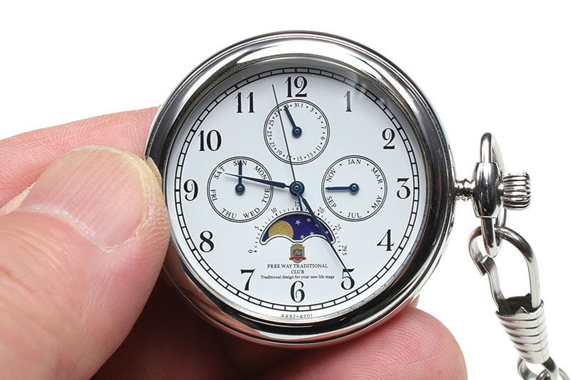 まずは視認性の悪いポケットウォッチから。左はEPOSの「EPOS POCKET WATCH 2166SK」で、スケルトン・シースルーバックの機械式です。視認性は全然よくありませんが、機械の動きや音を楽しめる愉快なポケットウォッチ。右はシチズン「FREE WAY TRADITIONAL CLUB AA92-4201L」で、月齢に加え、3つの小さな針で何月何日何曜日までがわかります。ただ、ゴチャゴチャしていて視認性はイマイチ。でも、ポケットウォッチで視認性が悪いのは、こんなような凝ったタイプや過剰に装飾が施されたものくらいです。