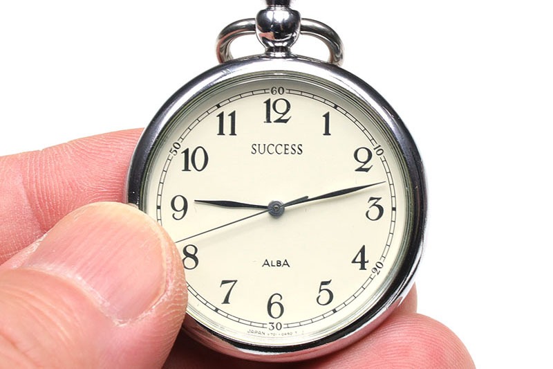 左はセイコーALBAブランドのSUCCESSシリーズポケットウォッチ。右はREGALOというブランドのポケットウォッチ。ポケットウォッチの多くは、こういうシンプルなデザインで、腕時計と比べると装飾性が高くないものが多いです。ポケットに入れちゃうので、凝ったデザインにしてもあまり意味がないってこと？　でも視認性は良好です。