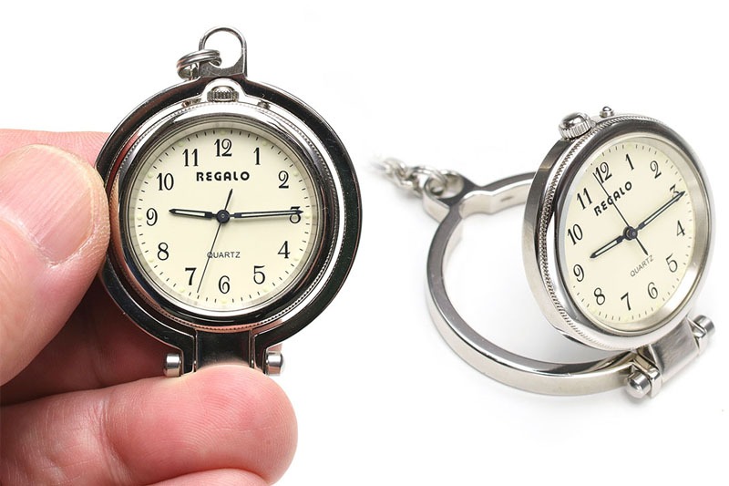 左はセイコーALBAブランドのSUCCESSシリーズポケットウォッチ。右はREGALOというブランドのポケットウォッチ。ポケットウォッチの多くは、こういうシンプルなデザインで、腕時計と比べると装飾性が高くないものが多いです。ポケットに入れちゃうので、凝ったデザインにしてもあまり意味がないってこと？　でも視認性は良好です。