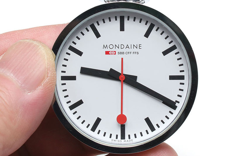 視認性の高いポケットウォッチと言えば、鉄道時計と呼ばれるカテゴリーでしょう。左はセイコーの「SVBR003 鉄道時計」。右は「スイス鉄道時計」で知られるモンディーン（MONDAINE）のポケットウォッチです。個人的には、手持ちの時計のなかでこのモンディーンがいちばんの視認性だと感じられます。