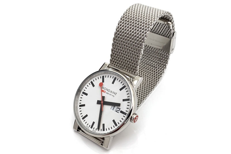 左が購入した「エヴォ2 ビッグデイト 40mm メッシュ」の前のモデルにあたる腕時計。時刻も日付も非常に見やすい！　中央は前出の懐中時計と比較したものですが、この腕時計は文字盤直径が40mmで、けっこう大きめです。右写真は旧モデル（左）と新モデル（右）を比べた様子。パッと見はほぼ同じですネ。新モデルは、バンドを留めているラグの形状・角度が変わり、ツルツルだったリューズに滑り止め模様が付き、フラットだった背面に丸みが付き、ミネラルガラスだった風防がサファイアクリスタルへと変わったそうです。