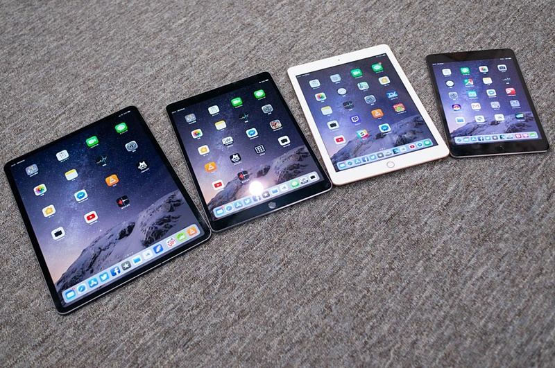 筆者の家のiPadの一部。サイズは左から12.9インチ、10.5インチ、9.7インチ、7.9インチ。このほかにも3台ほど起動状態で維持されている