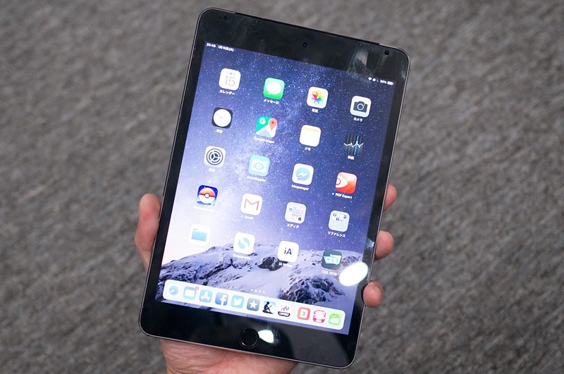 iPad mini 4。幅134.8mmなので、左右から掴みやすい。これが9.7インチiPadだと170mmくらいになるので、左右から掴むのはほぼムリ