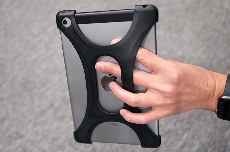 iPad mini 4にはシリコンゴムジャケット「Palmo」を付けている。持ちやすくなり、衝撃吸収にもなる。ただし使い込みすぎてややダルダル