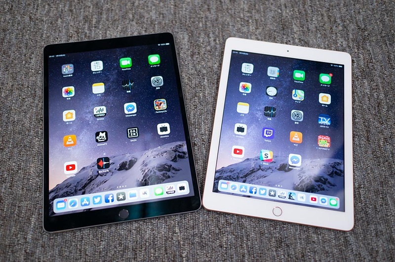 10.5インチiPad Pro（左）と2018年モデルiPad（右）。12.9インチと違って片手で持てなくもないが、iPad mini 4ほど持ちやすくもない