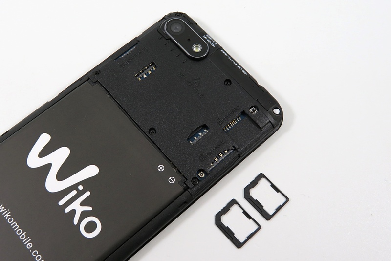 microSIMスロットが2つとmicroSDスロットを装備する。nanoSIMカードをmicroSIMサイズにするアダプターが2つ付属する。