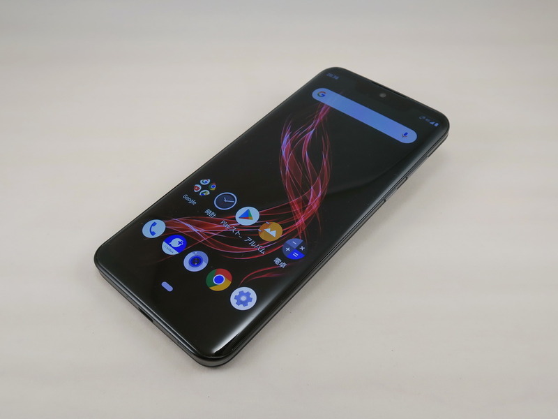 ソフトバンク／シャープ「AQUOS zero」、約154mm（高さ）×73mm（幅）×8.8mm（厚さ）、約146g（重量）、アドバンスドブラック（写真）のみをラインアップ