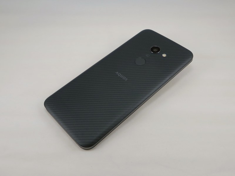 背面は帝人のアラミド繊維「テクノーラ」を利用した軽量パネルを装備。編み目を活かしたデザインがユニーク