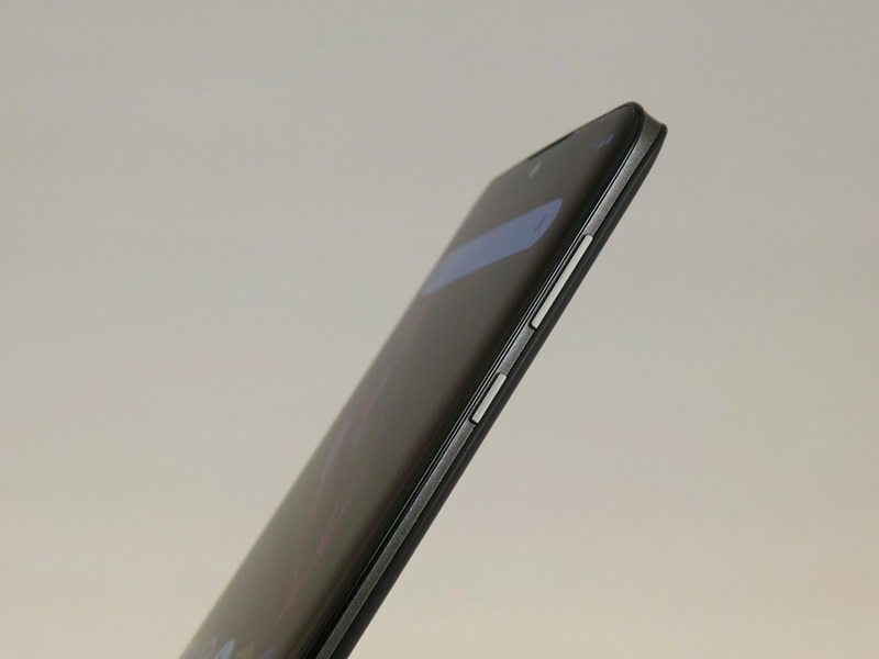右側面にはシーソー式の音量キー、電源キーを備える。左側面は何もない。マグネシウム合金によるフレーム部は微妙に凹みが付けられている