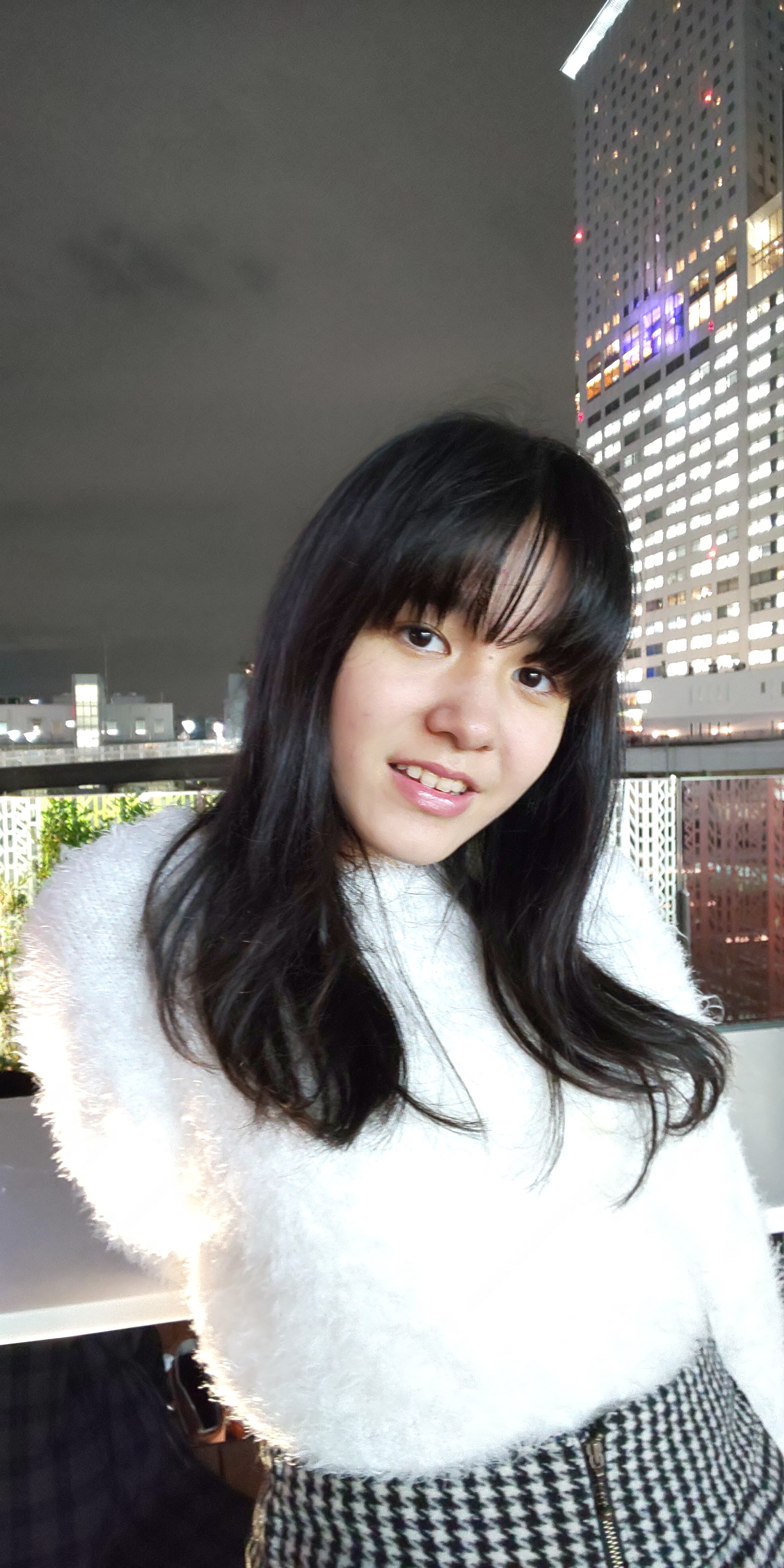 メインカメラで夜景をバックに撮影　モデル：<a href="http://bonbon-famin.com/cn2/g01.html" class="strong bn" target="_blank">るびぃ</a>（ボンボンファミンプロダクション）　※リンク先は2740×5480ドット