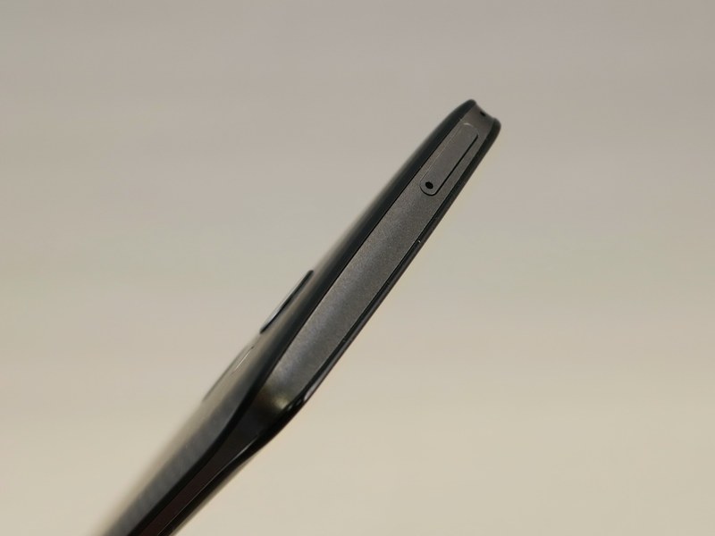 トップ部分にはピンで取り出すタイプのSIMカードトレイ。nanoSIMに対応。