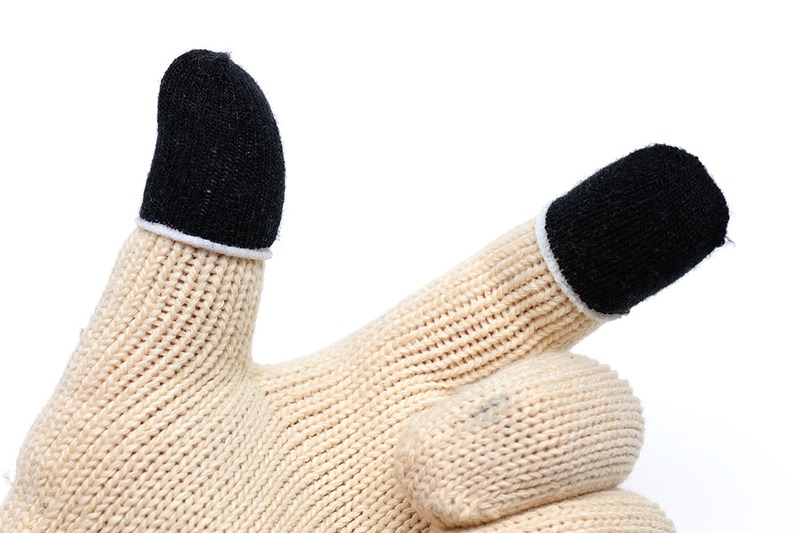 スマートデバイス用の指サックの一例。指先に装着することで、画面への指紋付着を防止したり、素手よりもスムーズな操作感をもたらしたりします。また、手袋をしたうえで装着すると、手袋をしたままでもスマホ等の画面を操作できることが多いようです。写真は布製の指サックですが、ゴムのような樹脂製指サックもあります。