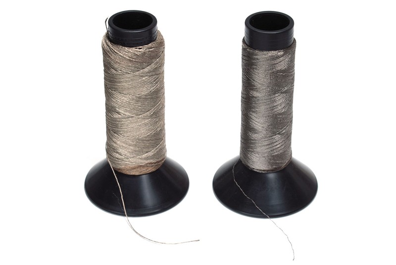 普通の手袋をタッチ操作対応にする方法はいくつかあります。比較的に確実なのは、電導糸（写真左）を手袋の指先に縫い込んで、指（の肌）とタッチパネルの間の電導性を高めることです。写真右は帽子にLEDや電池ケースを縫い付け、それらを電導糸で縫い結んで点灯させた様子。電導糸は電気を通す糸なんですね。ただ、電導糸の入手性はあまりよくなく、手袋の指先部分を縫うのも面倒です。スマホ対応手袋を買ったほうが手っ取り早い？　なお、電導糸について詳しくは「<a href="https://pc.watch.impress.co.jp/docs/2008/1204/musashino021.htm" class="strong bn" target="_blank">武蔵野電波のブレッドボーダーズ　布に電子回路を作り込んでみよう</a>」にまとめてあります。