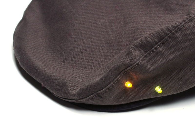 普通の手袋をタッチ操作対応にする方法はいくつかあります。比較的に確実なのは、電導糸（写真左）を手袋の指先に縫い込んで、指（の肌）とタッチパネルの間の電導性を高めることです。写真右は帽子にLEDや電池ケースを縫い付け、それらを電導糸で縫い結んで点灯させた様子。電導糸は電気を通す糸なんですね。ただ、電導糸の入手性はあまりよくなく、手袋の指先部分を縫うのも面倒です。スマホ対応手袋を買ったほうが手っ取り早い？　なお、電導糸について詳しくは「<a href="https://pc.watch.impress.co.jp/docs/2008/1204/musashino021.htm" class="strong bn" target="_blank">武蔵野電波のブレッドボーダーズ　布に電子回路を作り込んでみよう</a>」にまとめてあります。