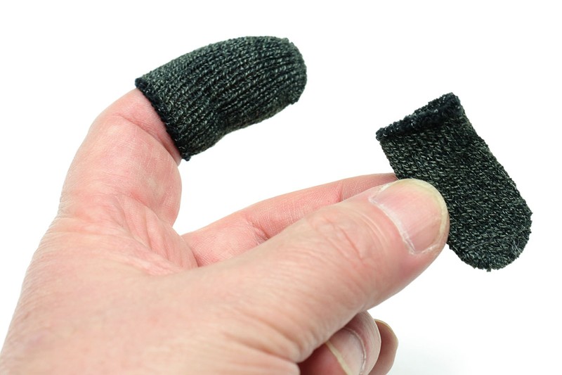 YUBISAKI各種。指先用は2個入りで税込580円でした。このテの製品としては少し高めですが、カラーバリエーションが豊富だったりロングサイズがあったりするのが魅力です。これを指先に装着し、その状態でスマホなどのタッチ操作が可能です。