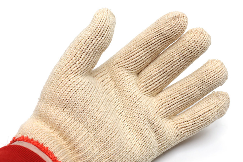 手袋（軍手）の上から指サックを装着してのテスト。ある程度の伸縮性がありますので、指に装着しても、軍手の上から装着しても、普通にフィットします。軍手をしただけの状態では画面操作は不可能ですが、さて、どうなるか？