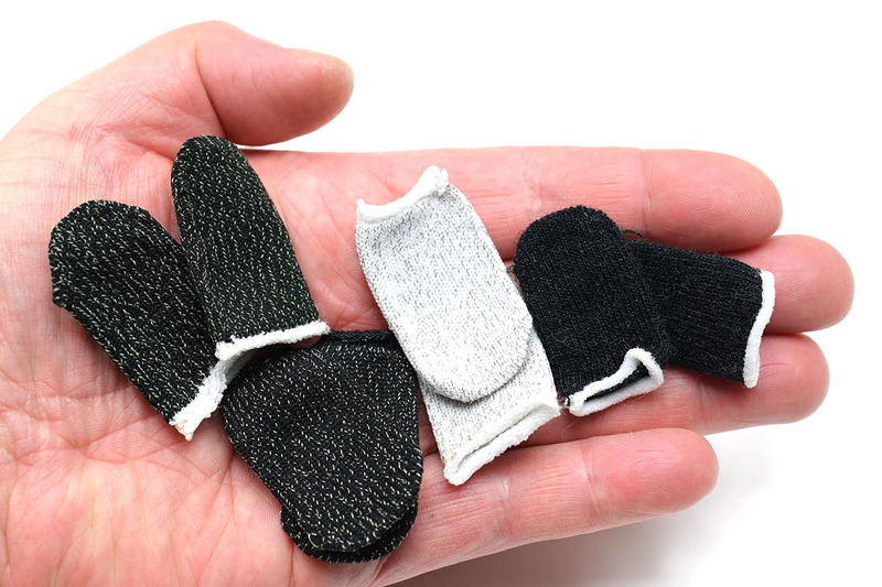 YUBISAKIと似た商品をAmazonでいくつか購入。結果から言えばYUBISAKIと同様の機能性があり、より安い価格で購入できました。ただし、つくりがあまり良くなく、指を入れる部分がほつれやすかったり、本体が裂けやすかったり、耐久性が低い個体が混ざっていたりしました。