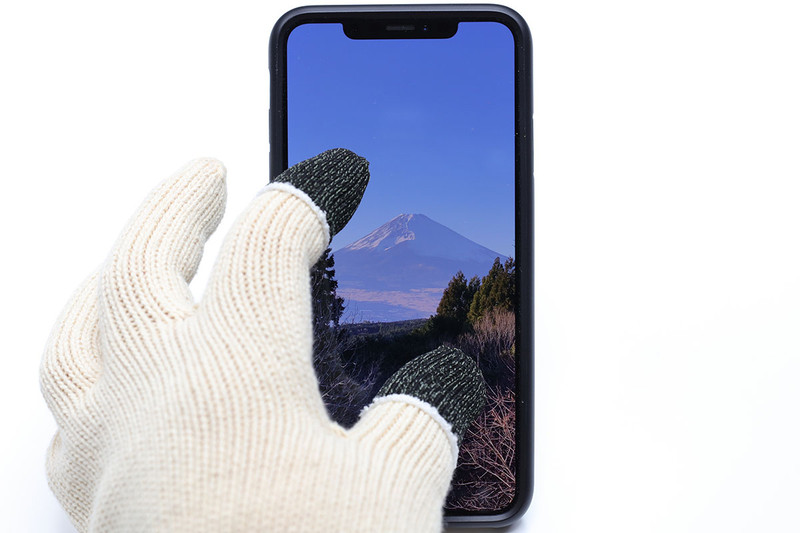 軍手に装着してのテスト。スクロールや拡大縮小も問題なく行えました。