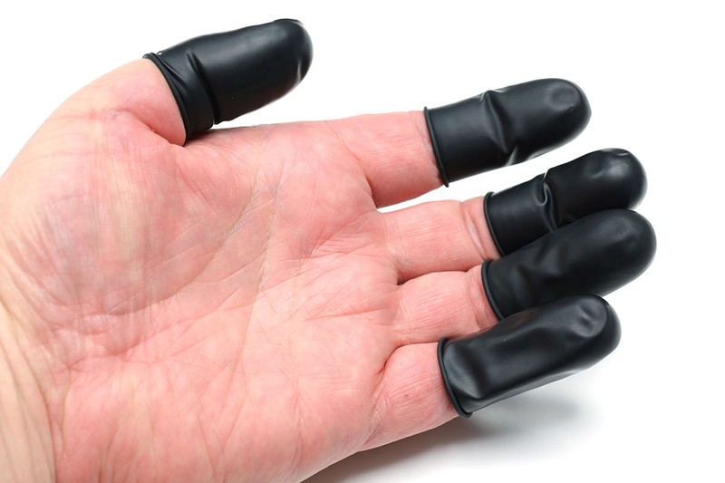 ナンと50個入り。手袋をタッチ対応化する目的で内径21.5mmを買いましたが、2700円でした。1個54円。大人買いして指に装着し放題ですね♪