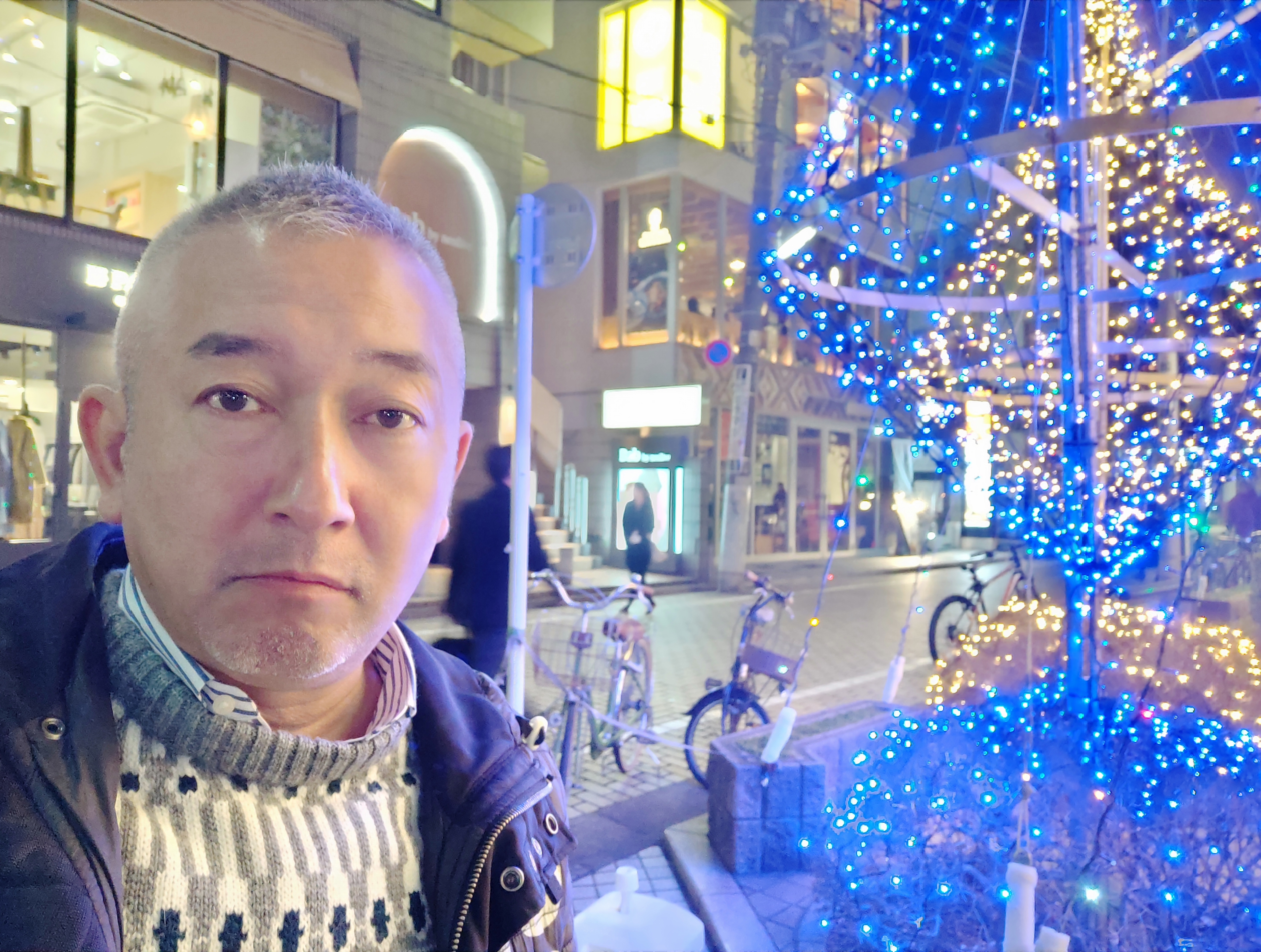 夜間に「AI」をオンにして撮影。背景はやや白飛び気味になったが、顔は明るく撮れた