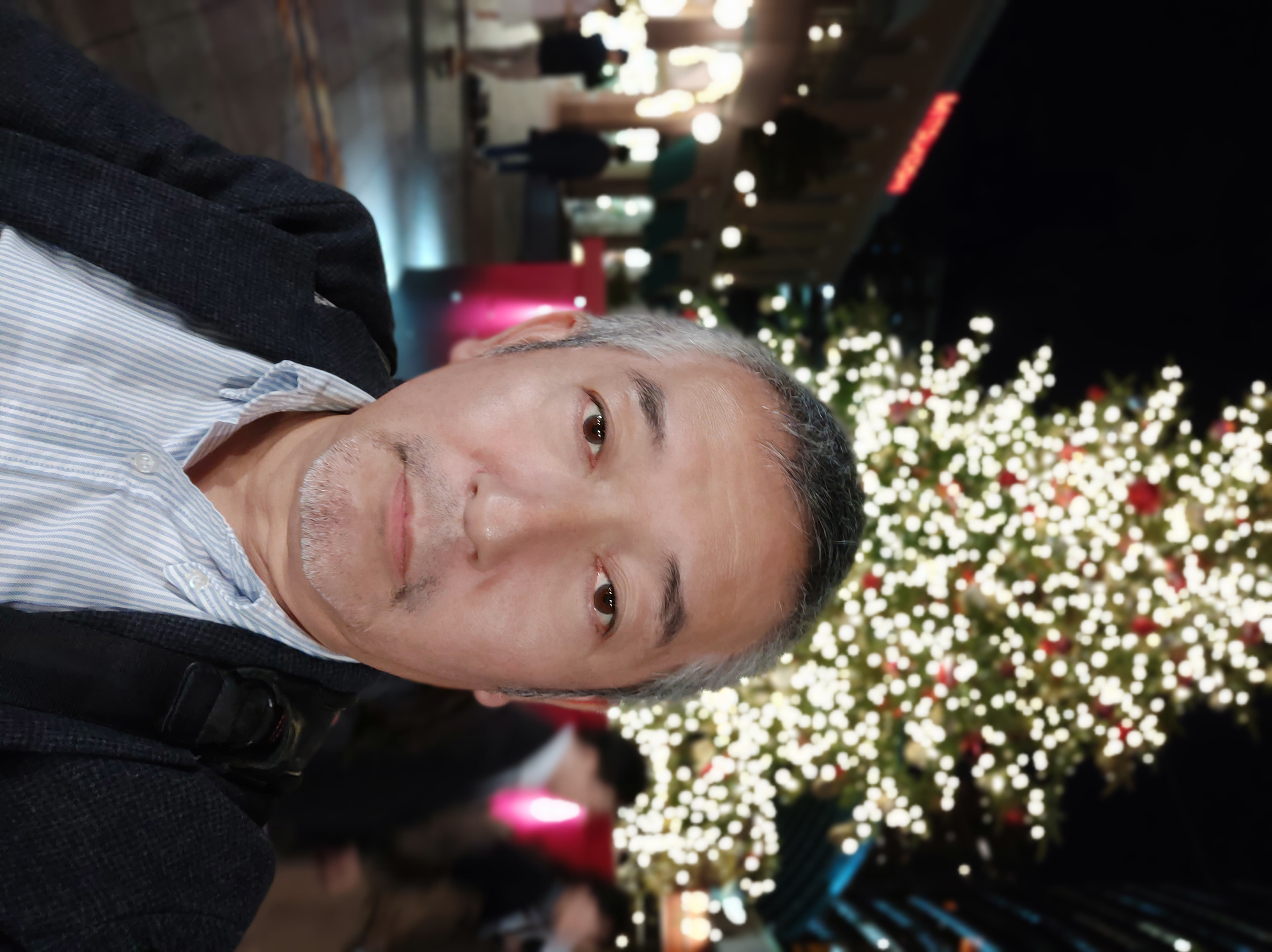 夜間に「ポートレート」モードで撮影。バランスよい明るさで撮れたように思う