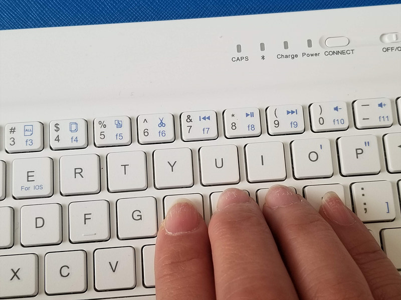 手が大きく、指も太い筆者では窮屈そうだが、一般的な手を持つ女性であれば、もう少し楽に入力できるかもしれない