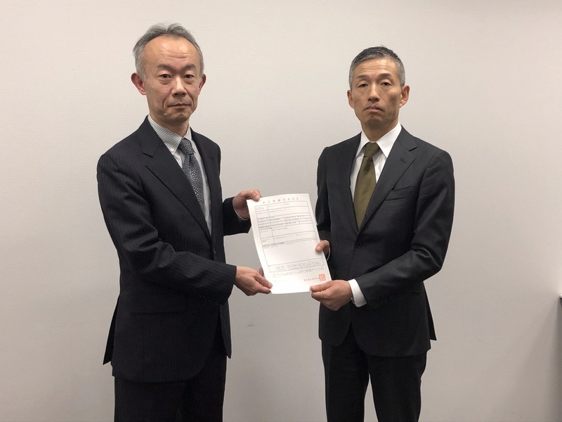 免許状を受け取る楽天モバイルネットワーク 代表取締役社長の山田善久氏（右） 楽天提供