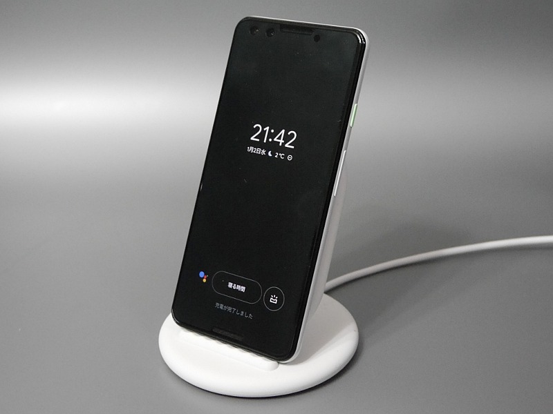 Pixel 3を立て掛けた状態。正面からだと背面プレートはほぼ見えない
