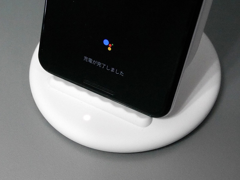 最大10Wの急速充電に対応。立て掛けた直後はストッパー手前のLEDが点灯する