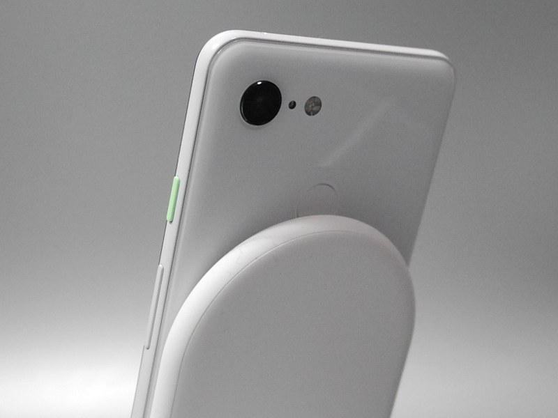 Pixel 3を立て掛けると背面の指紋認証センサが半分ほど隠れるため、ロック解除時は必ず本体を前に倒すか持ち上げなくてはいけない。ちなみにPixel 3 XLは問題ないようだ
